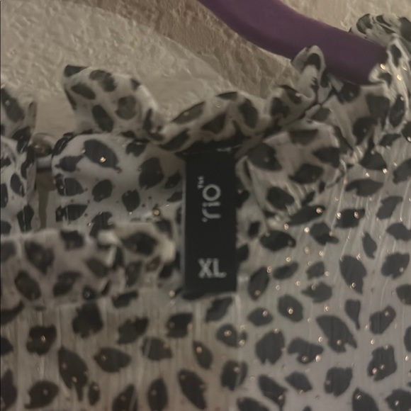 Elegant Black and White Patterned Dress - Picture 2 of 11